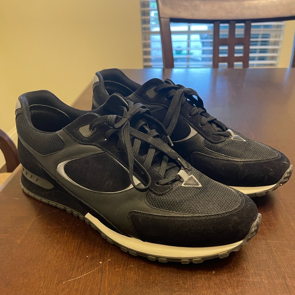 Mens Authentic Louis Vuitton Run Away Sneaker! Size 9.5!